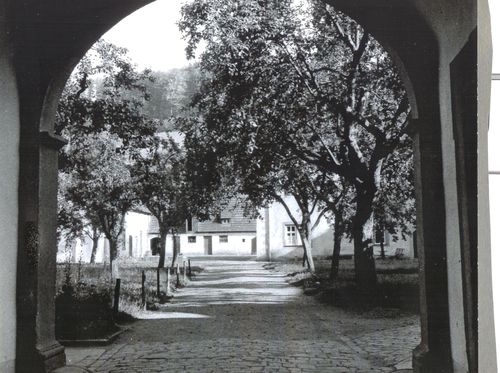 Bild:Blick vom Brückentor in den alten Schlosshof