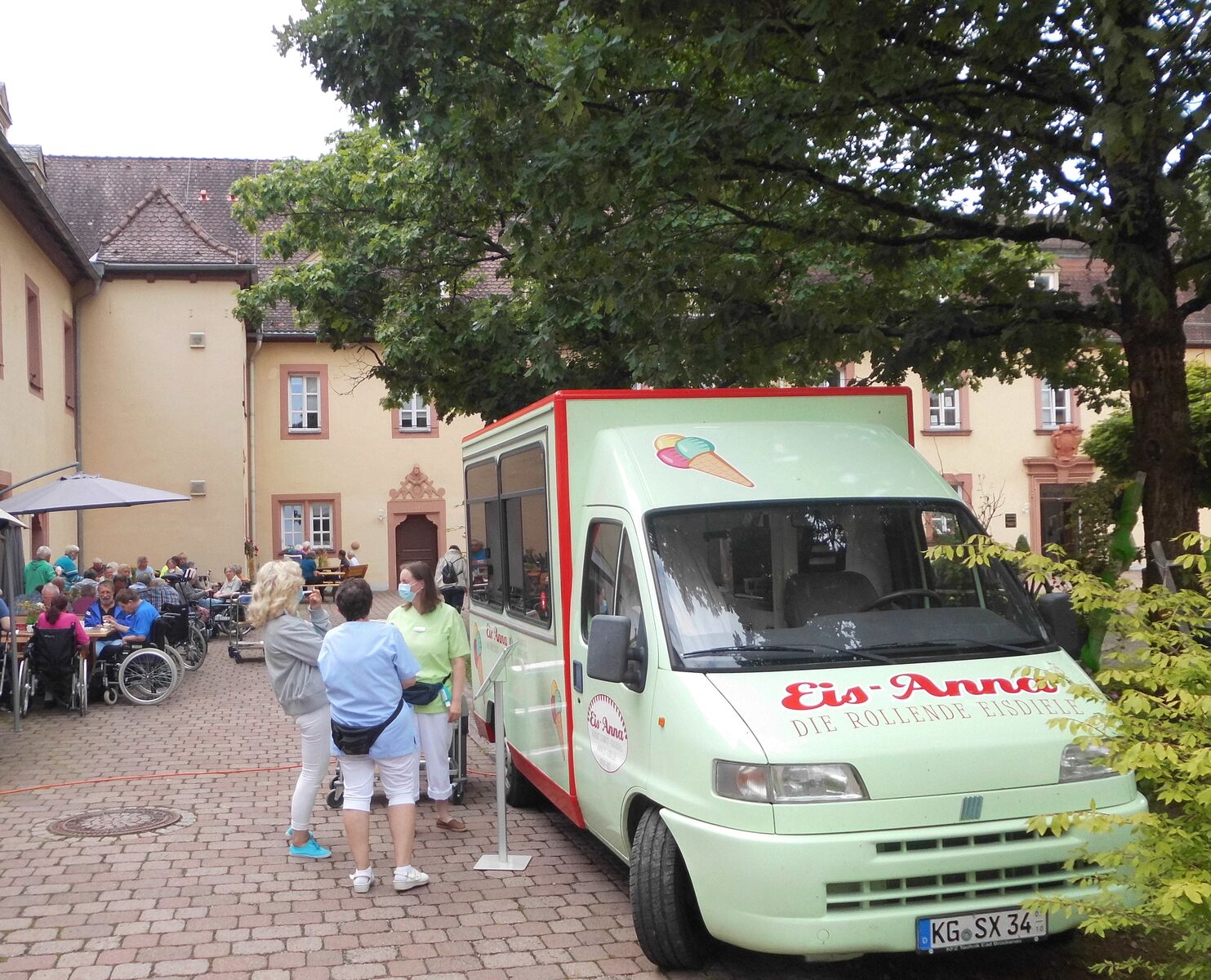 Der Eis-Wagen steht im Innenhof des Pflegeheims Schloss Römershag