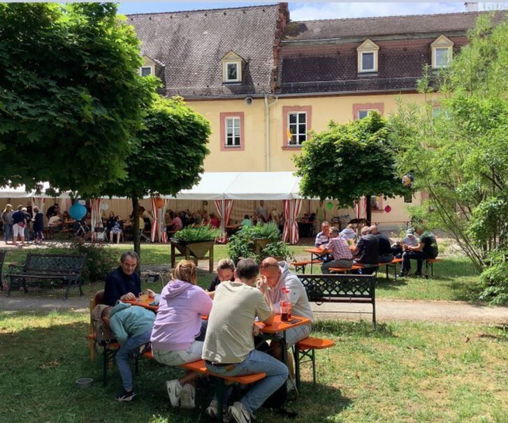 Festbetrieb im Innenhof des Pflegeheims Schloss Römershag